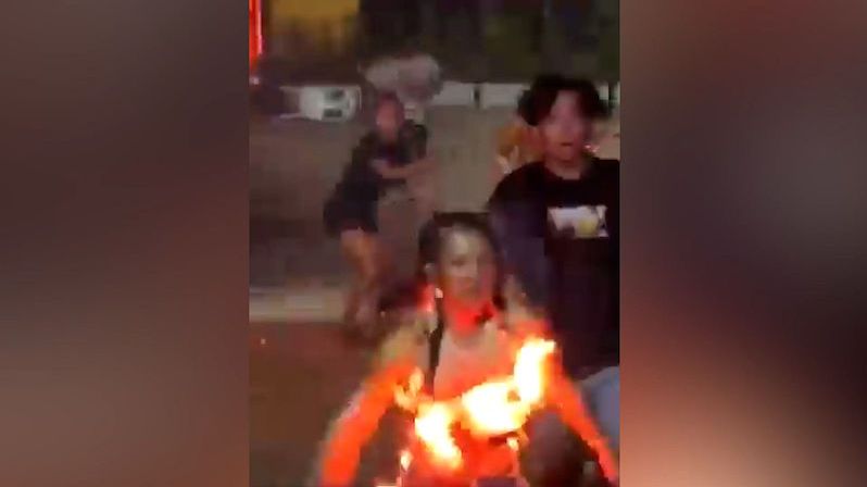 Lidé v hořícím oblečení vybíhali ven při požáru thajského nočního klubu